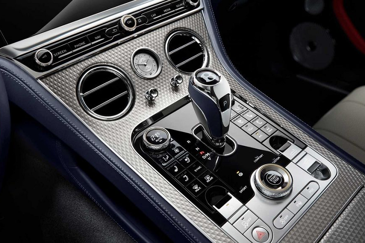 Khách hàng, ngoài ra có thể thưởng thức âm nhạc ngay trong khi hạ mui với dàn âm thanh nổi Naim. Hệ thống này mang tới 18 loa cùng 2 bộ chuyển đổi Active Bass với âm-li 2200 wat.