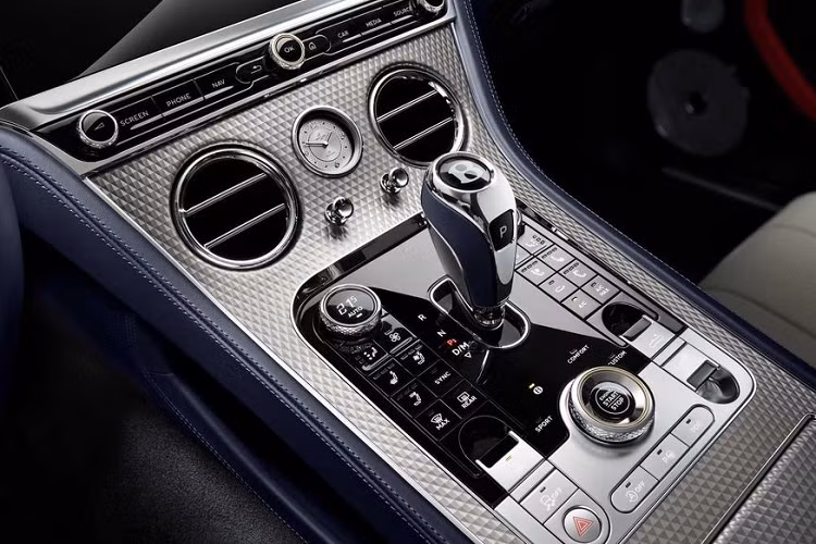 Khách hàng, ngoài ra có thể thưởng thức âm nhạc ngay trong khi hạ mui với dàn âm thanh nổi Naim. Hệ thống này mang tới 18 loa cùng 2 bộ chuyển đổi Active Bass với âm-li 2200 wat.