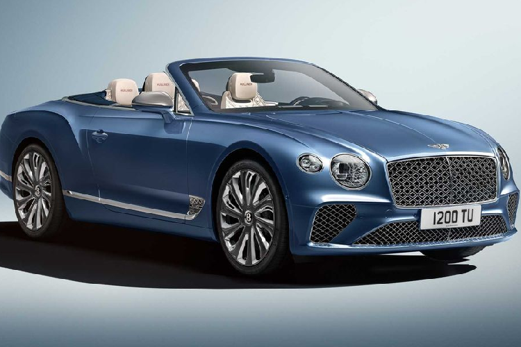 Đầu tiên, ngoại hình Bentley Continental GT Mulliner Convertible 2021 được nhận dạng bởi tấm lưới tản nhiệt hình kim cương kiểu mới với màu đen trung tâm và các xương lưới sơn bạc. Nhiều họa tiết tương tự cũng xuất hiện trên các lỗ thông hơi phía bên. Model này bên cạnh đó sử dụng bộ mâm 22-inch với 10 nan “uốn cong” và nắp huy hiệu tự cân bằng đặt ở trung tâm.