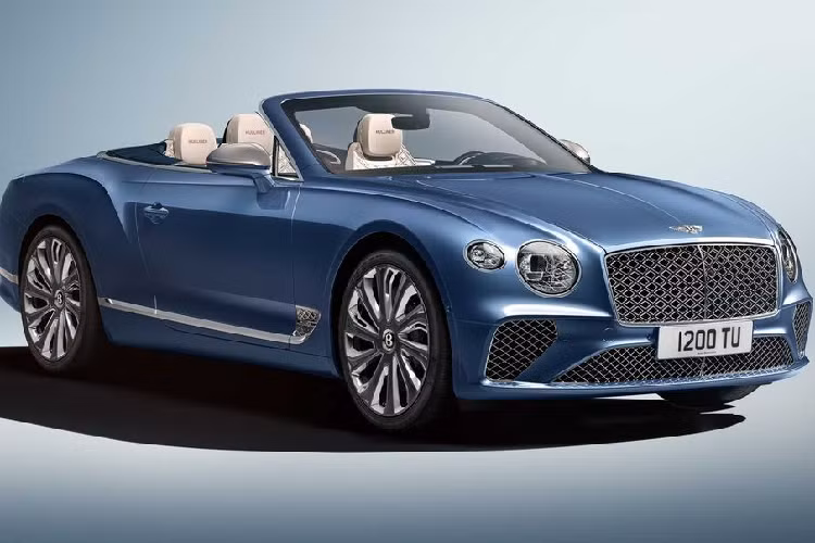 Đầu tiên, ngoại hình Bentley Continental GT Mulliner Convertible 2021 được nhận dạng bởi tấm lưới tản nhiệt hình kim cương kiểu mới với màu đen trung tâm và các xương lưới sơn bạc. Nhiều họa tiết tương tự cũng xuất hiện trên các lỗ thông hơi phía bên. Model này bên cạnh đó sử dụng bộ mâm 22-inch với 10 nan “uốn cong” và nắp huy hiệu tự cân bằng đặt ở trung tâm.
