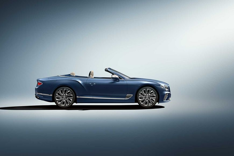 Với kế hoạch ra mắt trong khuôn khổ Geneva Motor Show vào tháng 3 tới, mẫu xe siêu sang Bentley Continental GT Mulliner Convertible đã “nhá hàng” nhẹ nhàng với nhiều nét sang trọng đầy tinh tế.