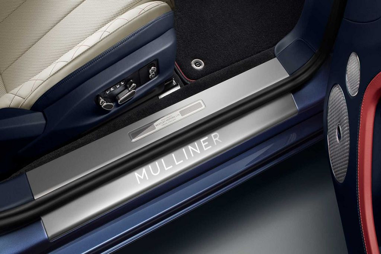 Để thêm nhiều điểm nhấn hình kim cương, nhà Mulliner tiếp tục sử dụng họa tiết này trên chất liệu kim loại tại bảng điều khiển trung tâm, hay đặc biệt là trên bề mặt của đồng hồ Breitling.