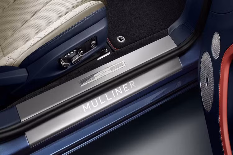 Để thêm nhiều điểm nhấn hình kim cương, nhà Mulliner tiếp tục sử dụng họa tiết này trên chất liệu kim loại tại bảng điều khiển trung tâm, hay đặc biệt là trên bề mặt của đồng hồ Breitling.