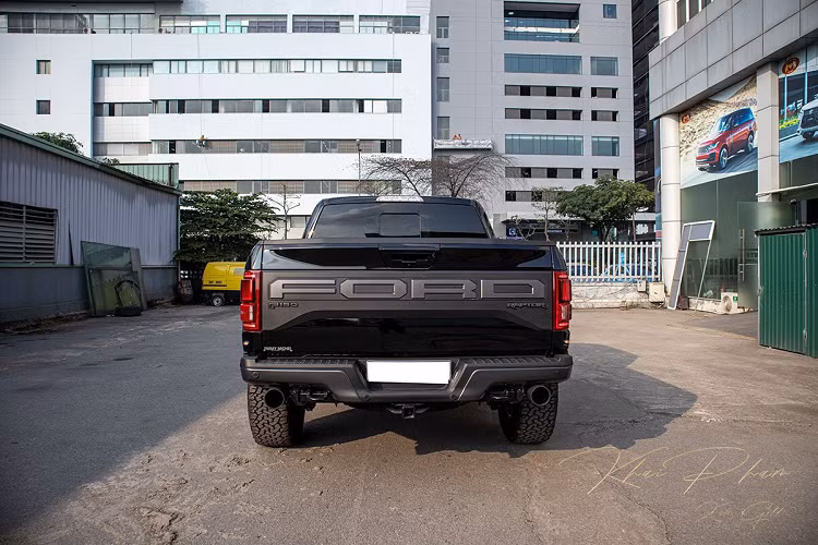 Vẫn theo truyền thống của Ford, chiếc F-150 Raptor sở hữu ngoại hình hầm hố đúng chất Mỹ với những đường nét thiết kế cứng cáp. Ở phần đầu, Ford F-150 Raptor Black Edition có lưới tản nhiệt dạng tổ ong với dòng chữ "FORD" quen thuộc tích hợp camera quan sát trước, cản trước xe được mạ bạc.