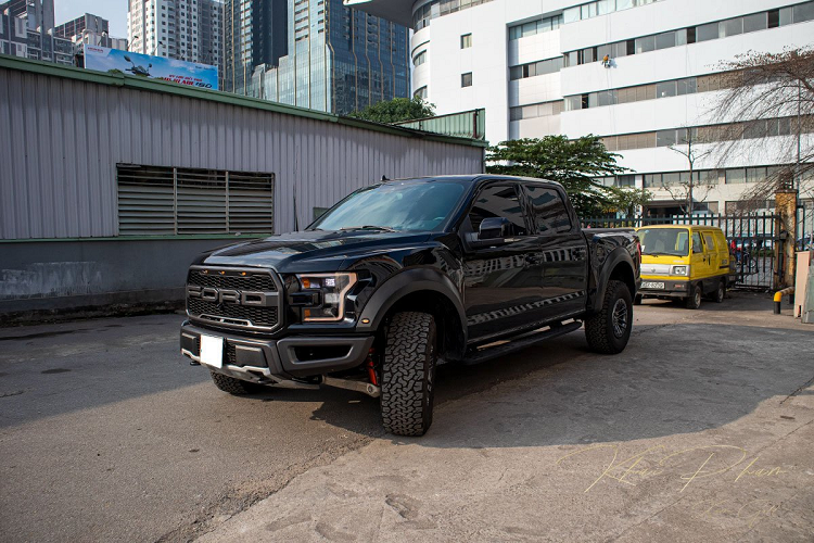 Ford F-150 Black Edition 2020 vận hành nhờ khối động cơ EcoBoost 3.5L mới nhất được Ford phát triển với khả năng tiết kiệm nhiên liệu hơn cho công suất 450 mã lực và 550 Nm mô-men xoắn. Cỗ máy khủng trên kết hợp với hộp số tự động 10 cấp kết hợp hệ dẫn động 4 bánh. Hiện tại, khách hàng có thể đặt mua xe qua đại lý tư nhân Sơn Tùng Auto với mức giá khoảng 4 tỷ đồng, cao gấp 3 lần Ranger Raptor đang phân phối chính hãng tại Việt Nam.