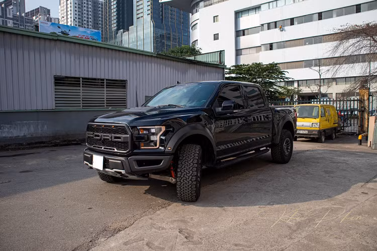 Ford F-150 Black Edition 2020 vận hành nhờ khối động cơ EcoBoost 3.5L mới nhất được Ford phát triển với khả năng tiết kiệm nhiên liệu hơn cho công suất 450 mã lực và 550 Nm mô-men xoắn. Cỗ máy khủng trên kết hợp với hộp số tự động 10 cấp kết hợp hệ dẫn động 4 bánh. Hiện tại, khách hàng có thể đặt mua xe qua đại lý tư nhân Sơn Tùng Auto với mức giá khoảng 4 tỷ đồng, cao gấp 3 lần Ranger Raptor đang phân phối chính hãng tại Việt Nam.