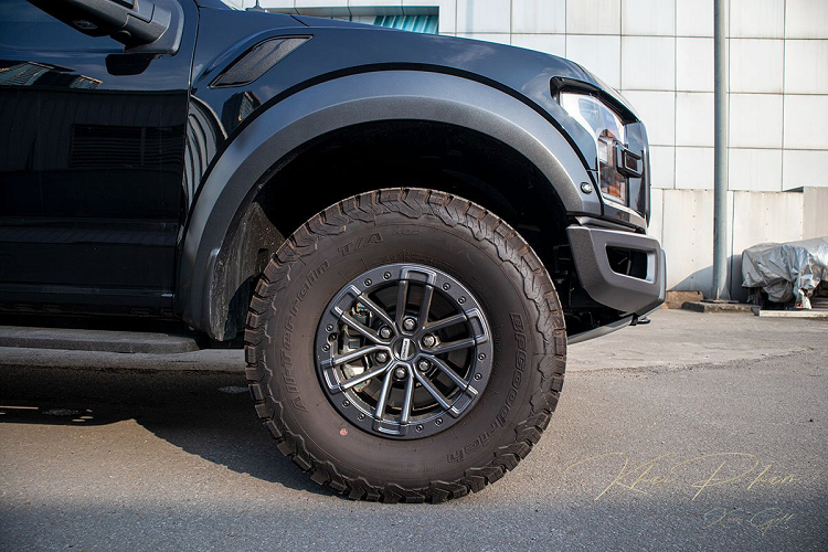 Theo tin tức ô tô mới nhất, Ford F-150 Raptor Black Edition 2020 đã cập bến thị trường trong nước, đây là một trong những phiên bản đặc biệt của dòng bán tải cỡ lớn này với ngoại hình đen toàn bộ. 