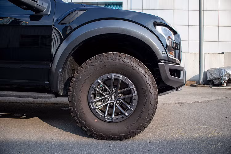 Theo tin tức ô tô mới nhất, Ford F-150 Raptor Black Edition 2020 đã cập bến thị trường trong nước, đây là một trong những phiên bản đặc biệt của dòng bán tải cỡ lớn này với ngoại hình đen toàn bộ. 
