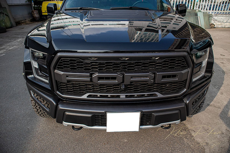Tuy nhiên, đối với khách hàng Việt Nam, để sở hữu một Ford F-150 nói chung và Ford F-150 Raptor Black Edition nói riêng là điều không dễ dàng bởi xe không được phân phối chính hãng. Điều này đồng nghĩa, người dùng chỉ có thể lựa chọn hàng nhập khẩu tư nhân với mức giá tương đối cao, đó là sự đánh đổi với những người muốn dùng "hàng độc" ở nước ta.