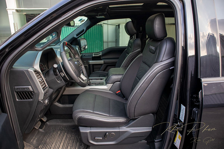 Ngoài ra, siêu bán tải Ford F-150 Raptor Black Edition 2020 còn được trang bị ống xả 2 bên, cản sau cứng cáp kèm móc kéo, camera/cảm biến lùi đầy đủ và hệ thống đèn LED chiếu sáng ở trần sau xe. Bên trong khoang lái, Ford F-150 Raptor Black Edition 2020 gần như không thay đổi so với những bản trước đây với độ rộng rãi, những chi tiết đều được thiết kế to bản. 