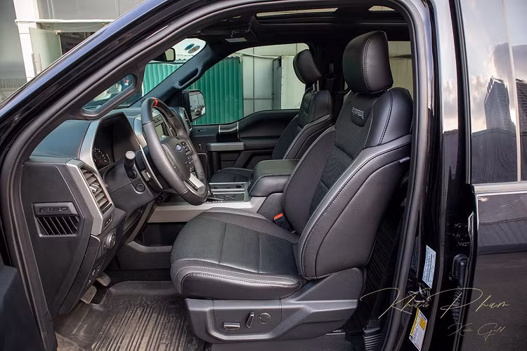 Ngoài ra, siêu bán tải Ford F-150 Raptor Black Edition 2020 còn được trang bị ống xả 2 bên, cản sau cứng cáp kèm móc kéo, camera/cảm biến lùi đầy đủ và hệ thống đèn LED chiếu sáng ở trần sau xe. Bên trong khoang lái, Ford F-150 Raptor Black Edition 2020 gần như không thay đổi so với những bản trước đây với độ rộng rãi, những chi tiết đều được thiết kế to bản. 