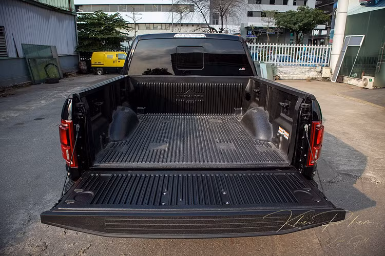 Ở sườn xe, Ford F-150 Raptor Black Edition mặc dù vạm vỡ nhưng chỉ sở hữu bộ mâm kích thước 17 inch màu titan, đổi lại bộ lốp cực lớn sẽ phù hợp hơn giúp xe chinh phục mọi địa hình. Cùng với đó, chiếc bán tải siêu to này còn có hệ thống treo thích Live Van hỗ trợ tài xế khi chạy địa hình. Gương chiếu hậu có camera lề, đèn xi-nhan LED có tính năng chỉnh/gập điện, sấy gương, cảnh báo điểm mù... 