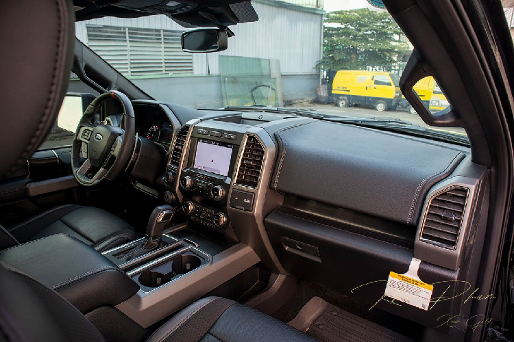 Bước xuống đuôi, Ford F-150 Raptor Black Edition vẫn có thiết kế đèn hậu giống cụm đèn pha phía trước với công nghệ LED. Đặc biệt, hệ thống Radar được tích hợp ngay trên đèn hậu giúp cảnh báo phương tiện cắt ngang trong gói an toàn của xe.