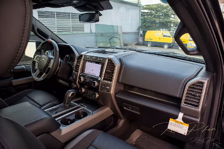 Bước xuống đuôi, Ford F-150 Raptor Black Edition vẫn có thiết kế đèn hậu giống cụm đèn pha phía trước với công nghệ LED. Đặc biệt, hệ thống Radar được tích hợp ngay trên đèn hậu giúp cảnh báo phương tiện cắt ngang trong gói an toàn của xe.