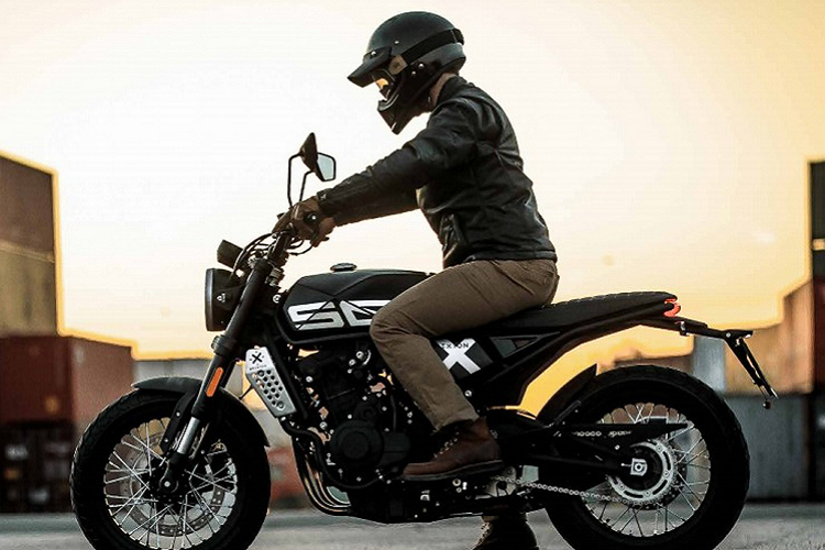 Bên cạnh phiên bản tiêu chuẩn, Brixton còn phân phối thêm phiên bản cao cấp hơn mang tên Crossfire 500 X. Biến thể này nhận được thay đổi ở ghi-đông, yên xe, dè chắn bùn phía sau và bộ lốp địa hình Pirelli MT60. Hệ thống phanh trên Crossfire 500 X vẫn dùng chung với bản tiêu chuẩn.