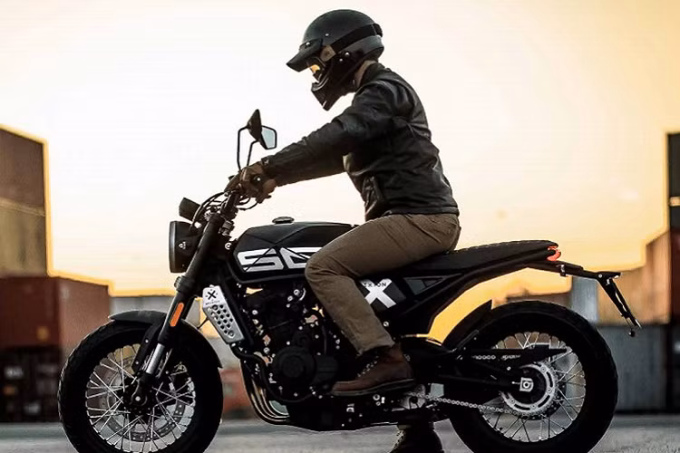 Bên cạnh phiên bản tiêu chuẩn, Brixton còn phân phối thêm phiên bản cao cấp hơn mang tên Crossfire 500 X. Biến thể này nhận được thay đổi ở ghi-đông, yên xe, dè chắn bùn phía sau và bộ lốp địa hình Pirelli MT60. Hệ thống phanh trên Crossfire 500 X vẫn dùng chung với bản tiêu chuẩn.