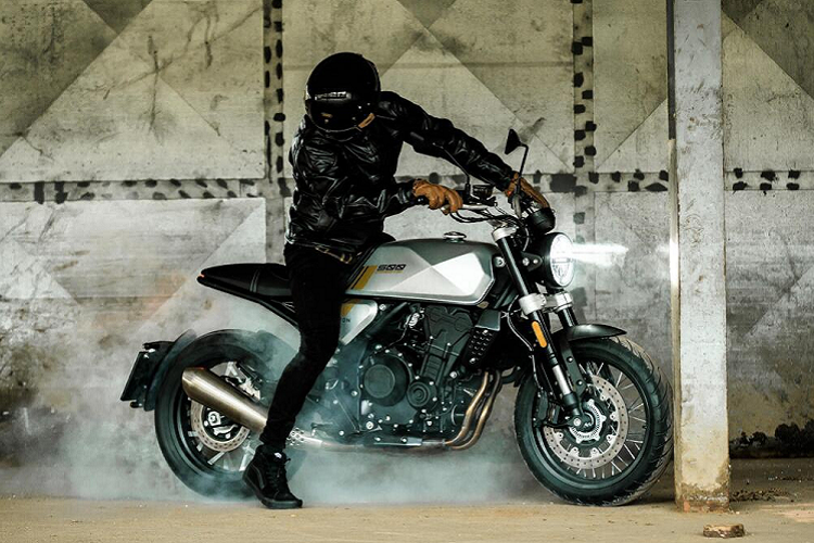 Xe được trang bị động cơ 496 cc, 2 xy-lanh, làm mát bằng dung dịch, sản sinh công suất 47 mã lực tại 8.500 vòng/phút. 2 biến thể của Brixton Crossfire 500 X đều có khối lượng khoảng 190 kg, khá hợp lý với một chiếc cafe racer 500 cc.