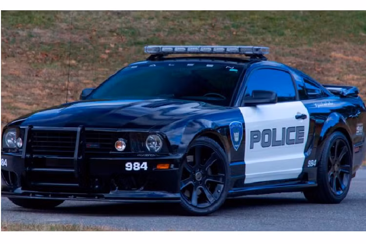 Nhiều mẫu xe trong bom tấn Transformers được sử dụng trong phim được thuê từ các hãng xe tuy nhiên một số xe khác lại được tài trợ, như những chiếc Chevrolet, Pontiac trong phim được chính GM hỗ trợ. Một số mẫu xe khác, điển hình là chiếc xe đầu kéo Peterbilt đóng vai thủ lĩnh Optimus Prime lại là một sản phẩm được chính đoàn làm phim tạo ra hoặc thông qua một cơ sở độ xe nổi tiếng.