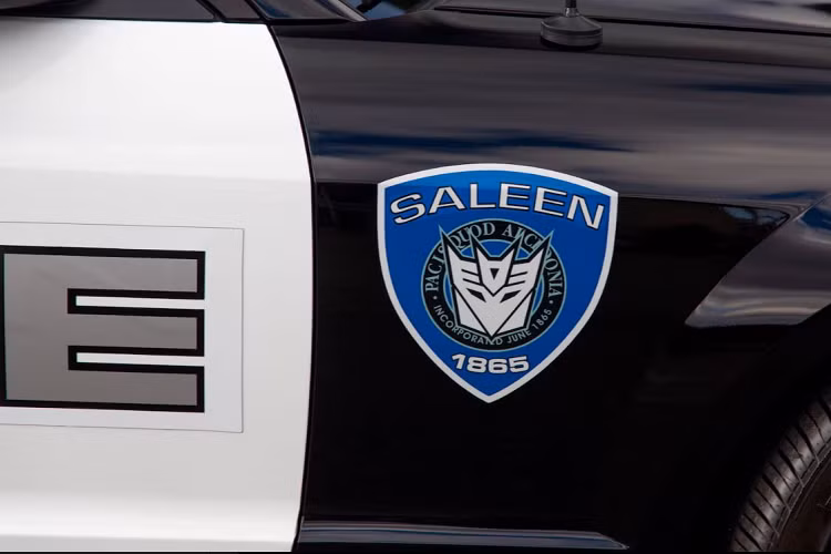 Một số chi tiết khác cũng được trang bị như đèn cảnh báo trên nóc xe, cản va trước, đèn pha hỗ trợ, dòng chữ “police” bên hông cùng huy hiệu cảnh sát với logo Decepticon bên trong.