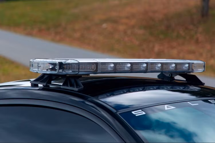 Sức mạnh này được truyền đến bánh sau thông qua hộp số sàn 6 cấp do Tremec sản xuất. Với sức mạnh đó, chiếc xe có thể tăng tốc lên 100 km/h trong chưa đầy 5 giây và có thể đạt tốc độ tối đa hơn 250 km/h.