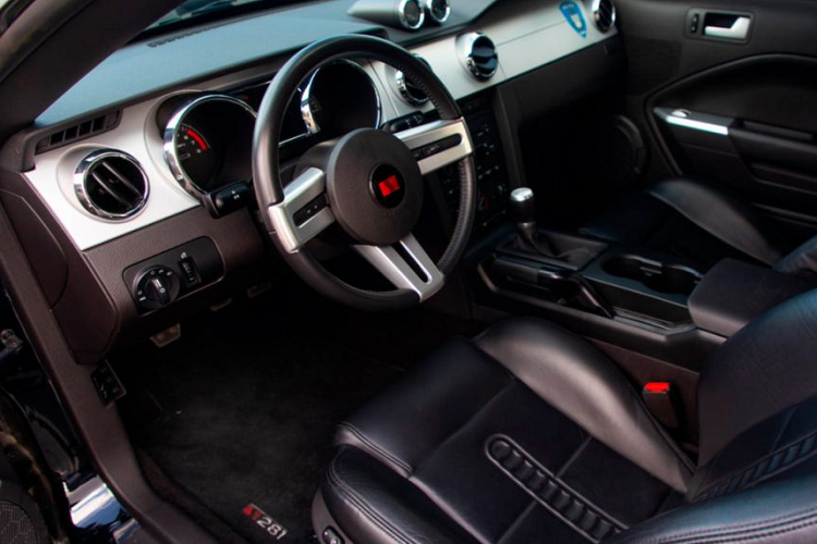 Giống như khi được sử dụng trong lúc quay phim và quảng bá, chiếc xe sở hữu ngoại thất thất với phối màu đen – trắng đặc trưng của xe cảnh sát Mỹ. Bên hông xe, thay vì dòng chữ “to protect and serve” (bảo vệ và phục vụ), chiếc xe này sở hữu dòng chữ “to punish and enslave” (trừng phạt và nô dịch), một trong những khẩu hiệu của đội quân Decepticon (phe phản diện).