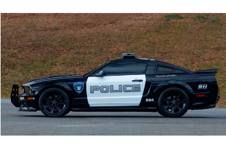 Một trong những chiếc xe đó là chiếc Ford Mustang Saleen S281 Extreme được Paramount hợp tác cùng Saleen để biến xe trở thành nhân vật Barricade với dáng dấp của một chiếc xe cảnh sát.