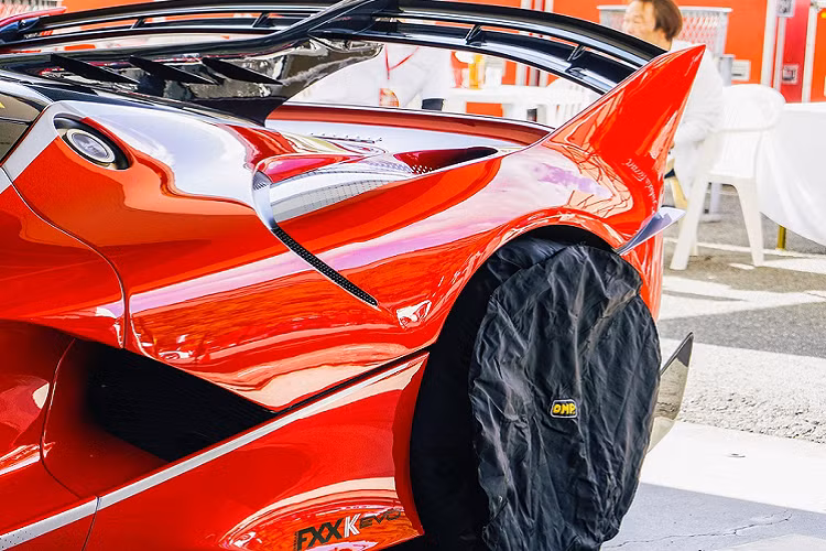 Tương tự FXX-K, FXX-K Evo chỉ được sử dụng trên đường đua do không đủ tiêu chuẩn lưu thông trên phố. Ferrari chỉ sản xuất 40 chiếc FXX-K Evo với số hiệu riêng cho mỗi chủ nhân. Theo tìm hiểu của Zing, chiếc FXX-K Evo mang số hiệu 12 thuộc sở hữu của Yoshikuni Okamoto - một fan của Ferrari từ thập niên 1980. Giá khởi điểm của siêu xe này khoảng 3 triệu USD. 