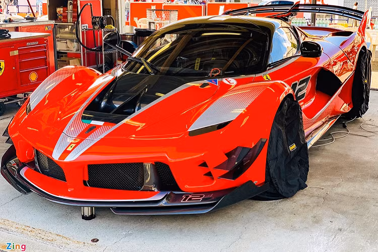 Cung cấp sức mạnh cho xe là động cơ hút khí tự nhiên V12 6.3L, sản sinh công suất 860 mã lực và mô-men xoắn 750 Nm. Xe có thêm động cơ điện mạnh 190 mã lực và mô-men xoắn 150 Nm. Hệ động cơ hybrid trên FXX-K Evo sản sinh tổng công suất 1.050 mã lực và mô-men xoắn 900 Nm.