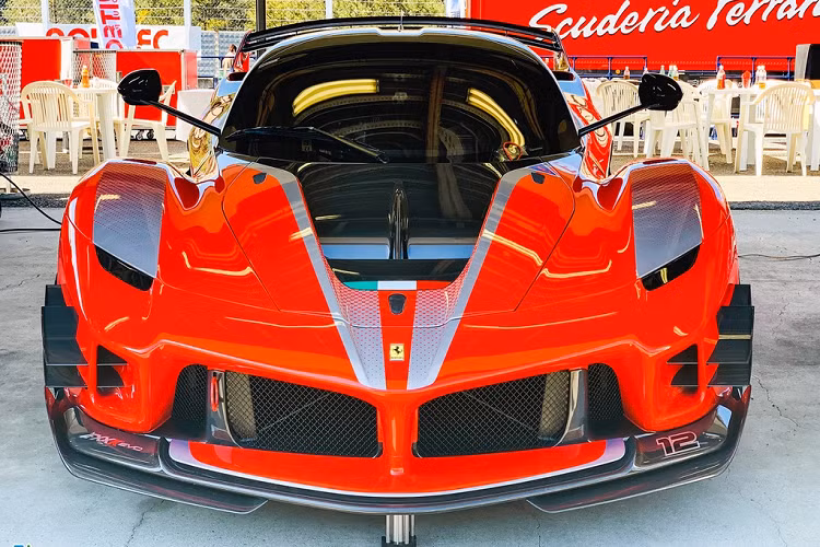Nhờ vậy, FXX-K Evo có lực ép xuống mặt đường tăng 23% so với FXX-K và 75% so với LaFerrari - nền tảng của FXX-K và FXX-K Evo. Ở vận tốc 200 km/h, FXX-K Evo tạo ra lực ép xuống mặt đường tương đương khối lượng 640 kg, FXX-K chỉ là 540 kg.