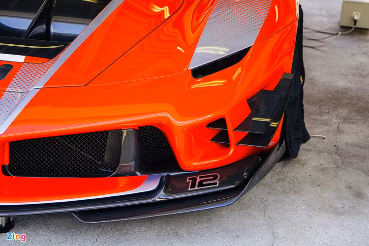 So với FXX-K, FXX-K Evo mang tính khí động học nhiều hơn. Dễ dàng nhận ra một số chi tiết mới trên FXX-K Evo như cánh lướt gió trước được thay đổi, bổ sung cánh gió 2 tầng ở 2 bên đầu xe và cánh gió sau cỡ lớn. Những thay đổi này là thành quả sau hơn một năm thử nghiệm trong hầm gió của hãng siêu xe Ferrari. 