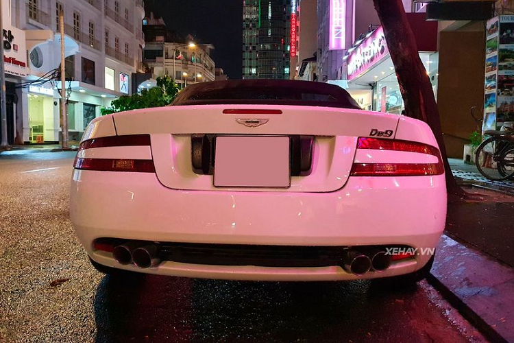 Các nút điều khiển hộp số tự động 6 cấp trên bảng điều khiển trung tâm. Tài xế chỉ cần bấm nút D (đi), N (số mo), R (lùi), P (đỗ). Nút chính giữa mang logo Aston Martin dùng để khởi động. Tiếng pô của DB9 Volante nghe trầm đục và kích động khi tăng tốc.