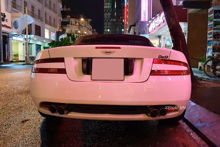 Các nút điều khiển hộp số tự động 6 cấp trên bảng điều khiển trung tâm. Tài xế chỉ cần bấm nút D (đi), N (số mo), R (lùi), P (đỗ). Nút chính giữa mang logo Aston Martin dùng để khởi động. Tiếng pô của DB9 Volante nghe trầm đục và kích động khi tăng tốc.