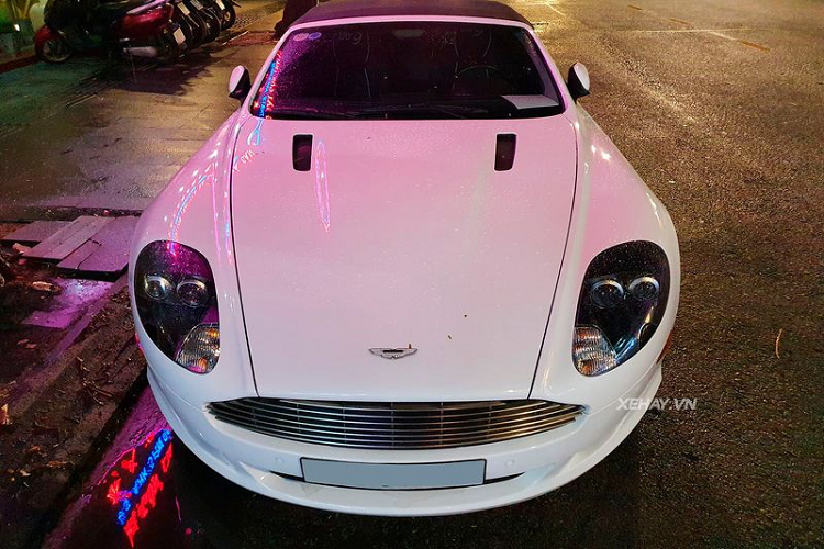 Aston Martin DB9 đời 2004 sử dụng động cơ V12 6.0L, công suất 470 mã lực và mô men xoắn 569Nm. Với phiên bản 2013, xe thay đổi nhiều về mặt ngoại thất cũng như công suất động cơ tăng lên 510 mã lực và mô men xoắn 620Nm. Xe tăng tốc từ 0-100 km/h trong 4,9 giây, tốc độ tối đa 300 km/h. Mặc dù vậy, hãng sản xuất giới hạn vận tốc tối đa ở 266 km/h nhằm bảo vệ mui bạt phía trên.