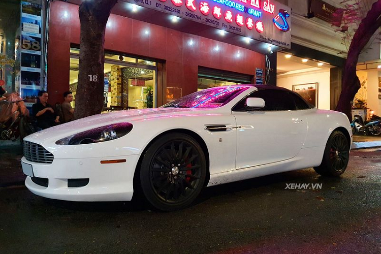 Aston Martin DB9 tại Việt Nam này là đàn anh của mẫu Vantage nhưng lại nằm dưới DBS, Vanquish một bậc. Chính mức giá tầm trung cùng kiểu dáng bắt mắt khiến mẫu xe này được lòng các đại gia Việt, bên cạnh Rapide hay V8 Vantage...