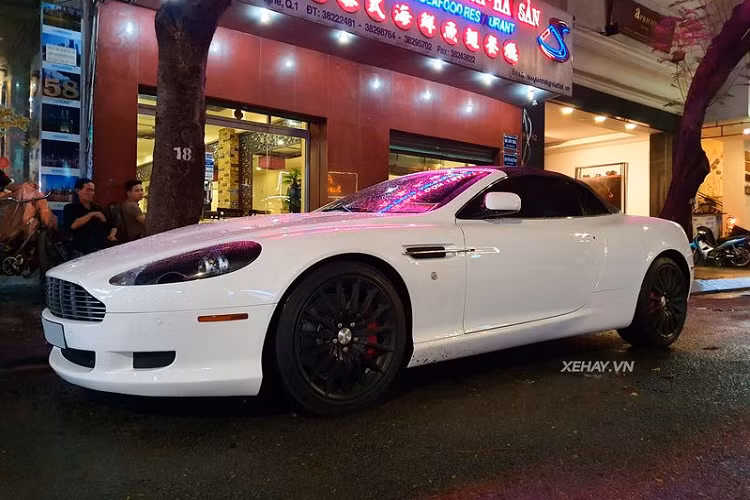 Aston Martin DB9 tại Việt Nam này là đàn anh của mẫu Vantage nhưng lại nằm dưới DBS, Vanquish một bậc. Chính mức giá tầm trung cùng kiểu dáng bắt mắt khiến mẫu xe này được lòng các đại gia Việt, bên cạnh Rapide hay V8 Vantage...