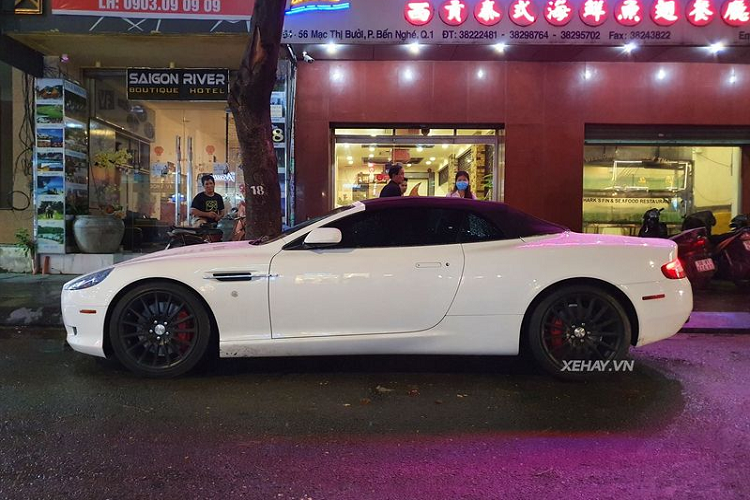 Aston Martin DB9 được chắp bút bởi nhà thiết kế tài năng Henrik Fisker, người sáng lập nên hãng xe Fisker sau này. Do đó, không có gì lạ khi chiếc xe sở hữu một dáng vẻ mang đậm hơi hướng quý tộc Anh Quốc nhưng vẫn không làm mấgt đi sự trẻ trung và hào hoa vốn có.