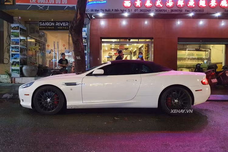 Aston Martin DB9 được chắp bút bởi nhà thiết kế tài năng Henrik Fisker, người sáng lập nên hãng xe Fisker sau này. Do đó, không có gì lạ khi chiếc xe sở hữu một dáng vẻ mang đậm hơi hướng quý tộc Anh Quốc nhưng vẫn không làm mấgt đi sự trẻ trung và hào hoa vốn có.