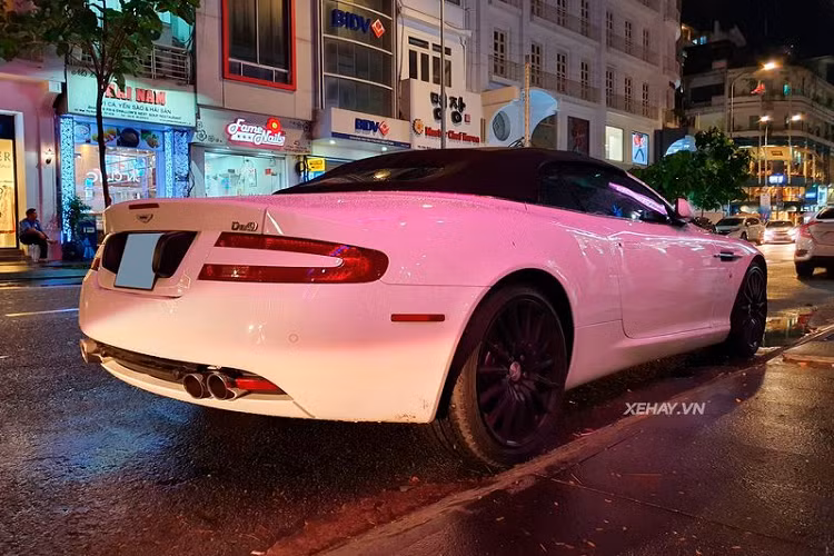 Aston Martin DB9 Volante có khung cứng hơn nhờ các thanh tăng cường ở trụ kính chắn gió. Mui xe chỉ mất 17 giây để đóng hoặc mở hoàn toàn. Ngoài ra, DB9 Volante là mẫu xe thuộc loại mui trần 2+2 với hai ghế phía sau rất nhỏ. Nội thất của xe sang trọng với những chi tiết bọc gỗ óc chó và da cao cấp.