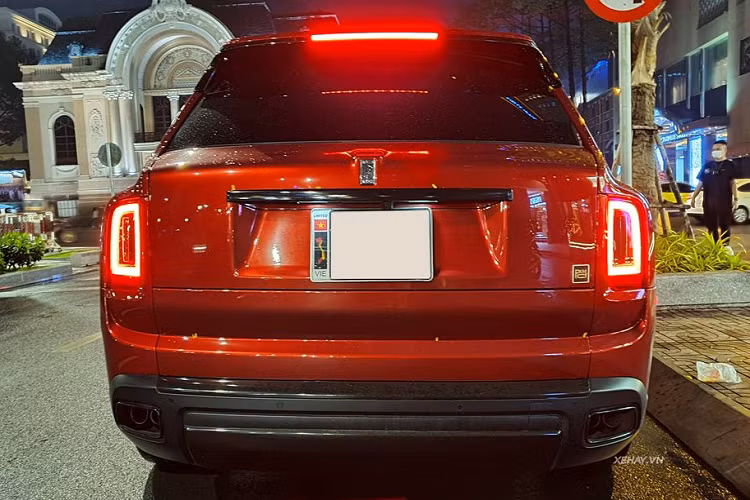 Rolls-Royce Cullinan được trang bị hệ thống dẫn động 4 bánh toàn thời gian AWD. Cơ chế của hệ dẫn động này được liên kết chặt chẽ với hệ thống treo khí nén tự điều chỉnh độ cao do chính Rolls-Royce cân chỉnh riêng cho các điều kiện off-road hoặc chạy trên đường thông thường. "Trái tim" của Rolls-Royce Cullinan là khối động cơ V12 tăng áp kép với dung tích 6,75 lít cho ra công suất 563 mã lực và mô men xoắn 850 N.