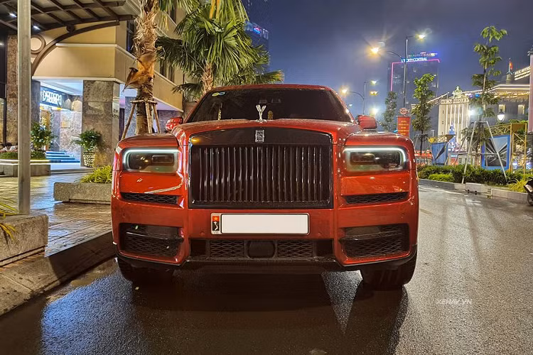 Hiện chưa rõ giá xe Rolls-Royce Cullinan "hàng độc" trong bài viết này, tuy nhiên theo giới thạo tin thì chắc chắn chiếc xe này sau độ sẽ khá đắt. Theo nhà phân phối chính hãng Rolls-Royce tại Việt Nam cho biết; giá xe Rolls-Royce Cullinan khi mới về nước sẽ từ 41,277 tỷ đồng, với chế độ bảo hành 4 năm, không hạn chế số km.