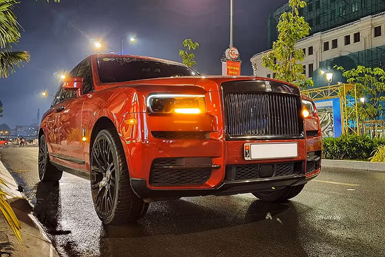 Thực tế, cực phẩm SUV siêu sang Rolls-Royce Cullinan trong bài viết vốn đã là một chiếc xe vô cùng nổi bật nhờ "bộ cánh" màu đỏ Mugello tuyệt đẹp cùng bộ mâm nguyên bản là loại 7 chấu sơn đen truyền thống.