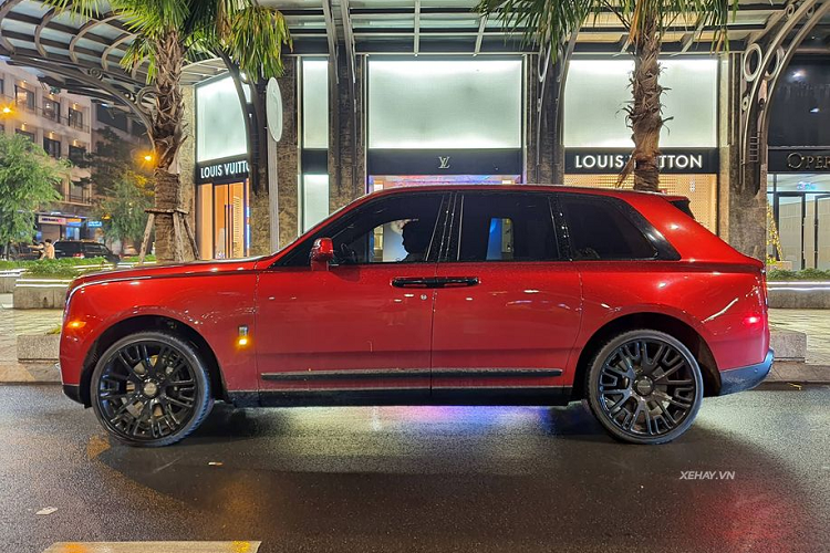 Rolls-Royce Cullinan là cái tên đánh dấu sự thay đổi toàn diện của hãng xe Anh Quốc bởi từ trước tới nay khi mà Rolls-Royce vẫn thường chỉ được biết tới là một hãng xe chỉ sản xuất các dòng xe siêu sang gầm thấp.