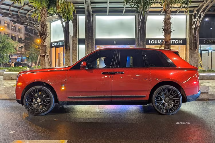 Rolls-Royce Cullinan là cái tên đánh dấu sự thay đổi toàn diện của hãng xe Anh Quốc bởi từ trước tới nay khi mà Rolls-Royce vẫn thường chỉ được biết tới là một hãng xe chỉ sản xuất các dòng xe siêu sang gầm thấp.