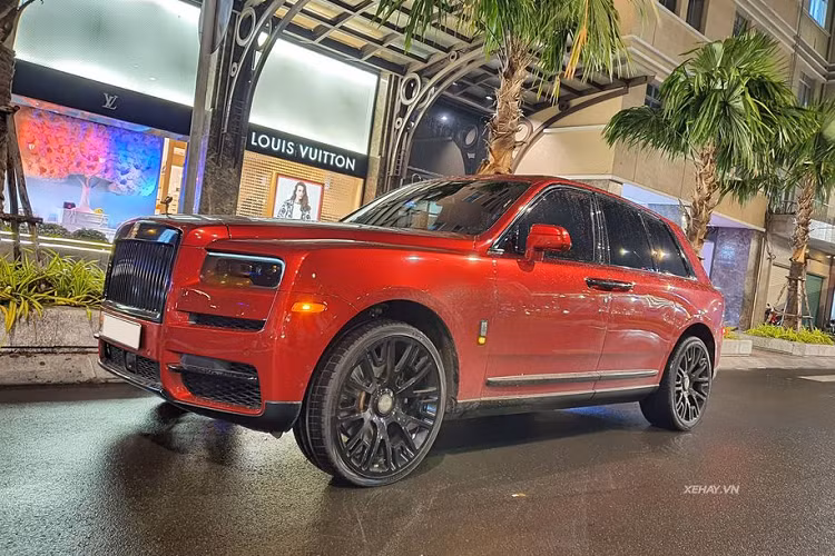 Kết hợp với vẻ ngoài cuốn hút và đẳng cấp, Rolls-Royce Cullinan còn sở hữu khoang nội thất thuộc hàng xa xỉ bậc nhất hiện nay. Do là mẫu SUV đầu tiên của Roll-Royce nên nội thất của Cullinan được chăm chút tỉ mỉ theo tiêu chuẩn cao nhất với chất liệu da, gỗ cao cấp và không gian rộng rãi.