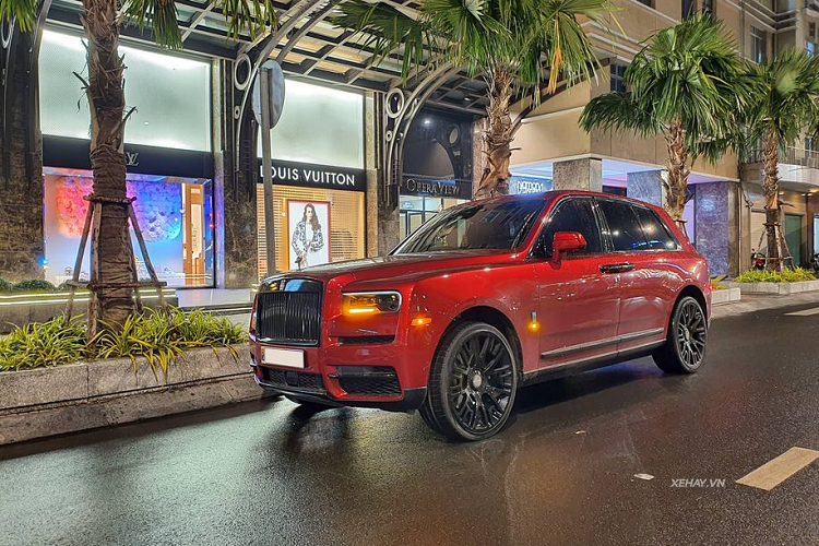 Tuy nhiên, để gia tăng sự khác biệt nên chủ xe đã "thửa" riêng cho mẫu xe này bộ mâm của nhà độ Mansory với kích thước lên đến 24 inch. Bộ mâm mới này khiến cho chiếc SUV siêu sang Rolls-Royce Cullinan đắt tiền đến từ Anh Quốc thêm phần cuốn hút.