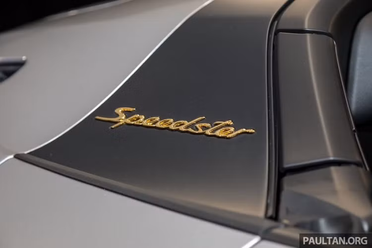 Bên hông xe của Porsche 911 Speedster đầu tiên đến Malaysia còn có 2 điểm nhấn. Đầu tiên là logo Speedster màu vàng rất nổi bật.