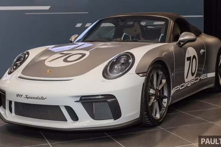 Trong triển lãm Ô tô New York 2019 diễn ra vào tháng 5 năm ngoái, hãng xe thể thao Porsche đã trình làng mẫu xe thể thao mui trần mới mang tên gọi 911 Speedster. Porsche 911 Speedster mới được xem là thành viên mới nhất trong gia đình nhà 911 danh tiếng.