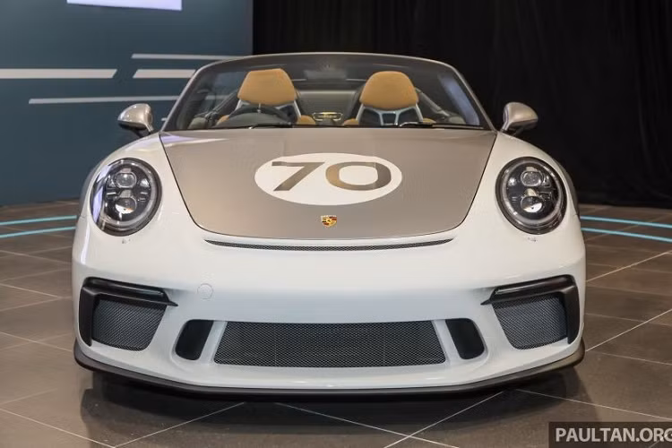 Hơn 1 năm sau đó, thị trường Malaysia mới có chiếc xe thể thao mui trần Porsche 911 Speedster đầu tiên. Chiếc xe này được đại lý Porsche Centre Ara Damansara, ở bang Selangor mang về Malaysia trưng bày.