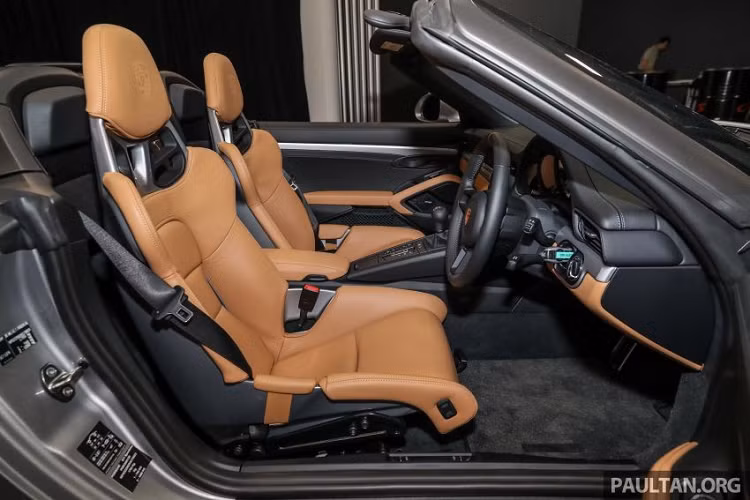 Nội thất chiếc Porsche 911 Speedster đầu tiên đến Malaysia có ghế ngồi bọc màu da bò, tựa đầu ghế ngồi của xe thêu logo hãng Porsche thay vì dòng chữ Speedster.