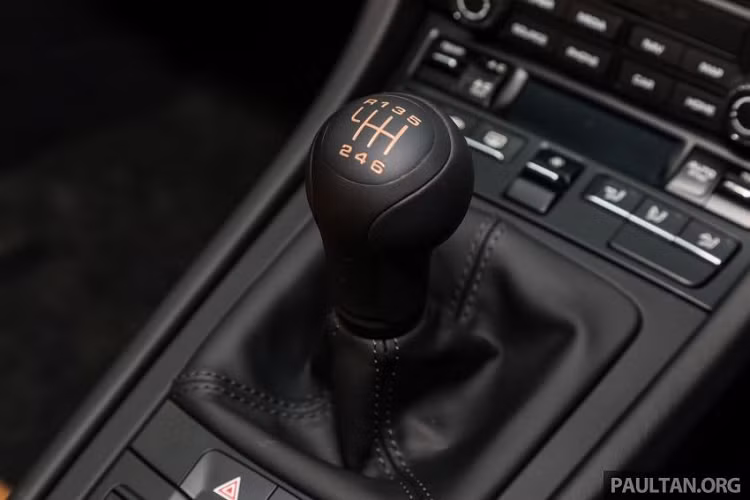 Sức mạnh được truyền tới cầu sau thông qua hộp số sàn 6 cấp và khóa vi sai cầu sau cơ học. Nhờ đó, Porsche 911 Speedster 2020 có thể tăng tốc từ vị trí xuất phát lên 100 km/h trong thời gian chỉ 4 giây trước khi đạt vận tốc tối đa 310 km/h.